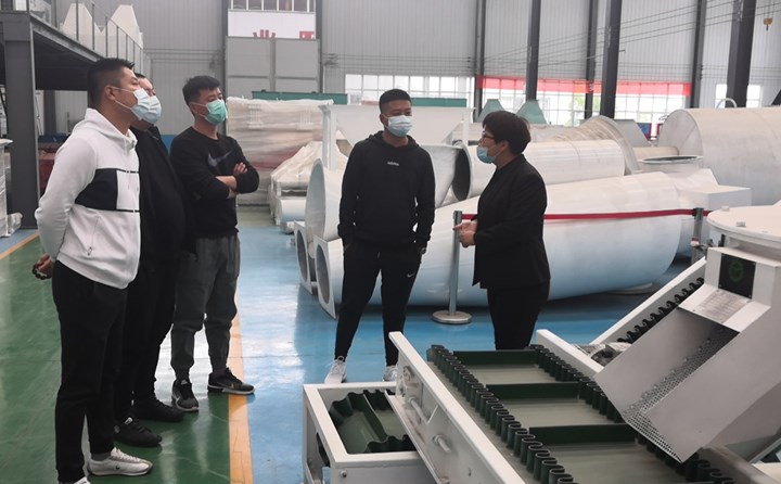 金格瑞銷售經(jīng)理為鄂爾多斯客戶解說木屑顆粒機知識.jpg 金格瑞銷售經(jīng)理為鄂爾多斯客戶解說木屑顆粒機知識.jpg