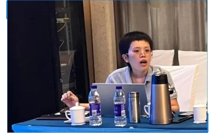 會(huì)議開始，辦公室主任李昌鳳公布銷售數(shù)據(jù)。在疫情形勢相當(dāng)嚴(yán)峻的情況下，十一的銷售額對(duì)比去年同期仍有很大的進(jìn)步。李主任表示疫情，既是考驗(yàn)，也是危機(jī)，各部門需要通力配合，團(tuán)隊(duì)協(xié)作，為完成今年既定銷售額而竭盡全力。.jpg