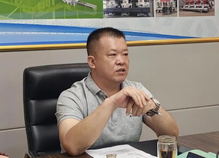 會議最后，集團(tuán)總經(jīng)理孫寧波總結(jié)陳詞。他強(qiáng)調(diào)要有正確的人生觀、價值觀，要將集團(tuán)的精神理念內(nèi)化于心、外化于行。要加強(qiáng)業(yè)務(wù)知識的學(xué)習(xí)，成為真正的行家里手。要以提高經(jīng)營質(zhì)量和效益為主線，加快營銷模式和營銷觀念的轉(zhuǎn)變，圓滿完成2023年?duì)I銷工作指標(biāo)。.jpg