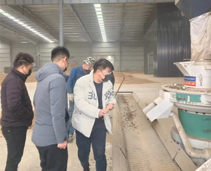 在顆粒機生產線制?，F場，回訪團隊與客戶實地查看設備運行情況，對運行中出現過的一些情況進行現場答疑和討論交流。最后，客戶對本次回訪工作給予肯定，雙方希望后續能有更多面對面交流的機會。.jpg